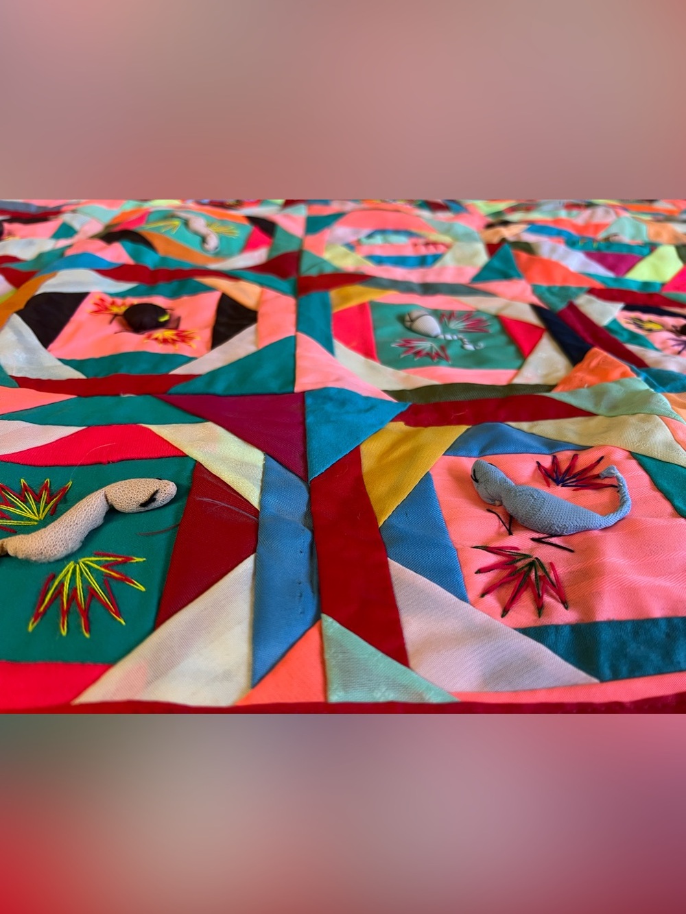 Creepy Critters Bai Jia Bei 3D Appliqués 5-Poisons Wu Du Crinkle Quilt 55.5x34” - Picture 3 of 10